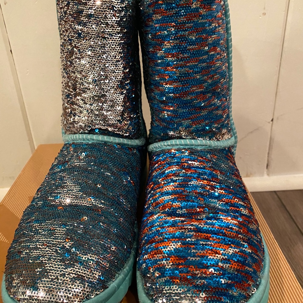 Ugg Classic Short Stellar Sequin Light Blue/Red